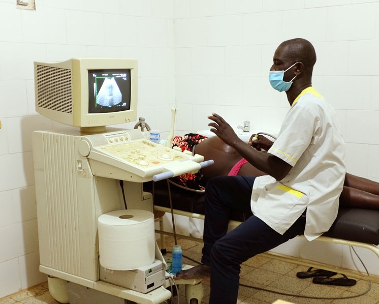 Ecógrafo para la clínica obstétrica Najowil Sarl Guinea Bissau
