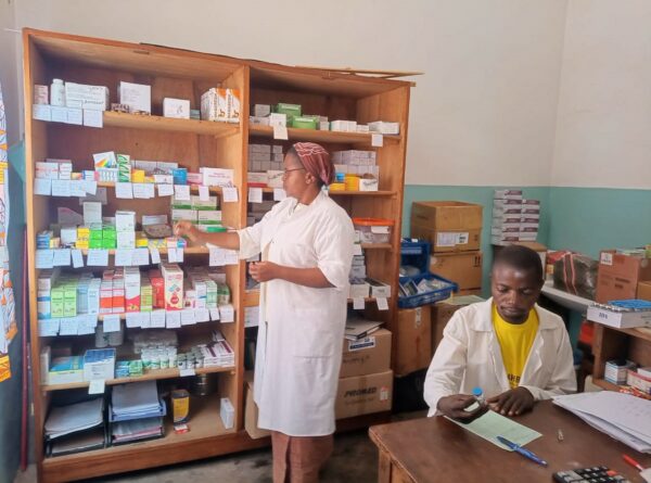 Medicinas para el Centro de salud Saint Alphonse Kamay, R.D. Congo.