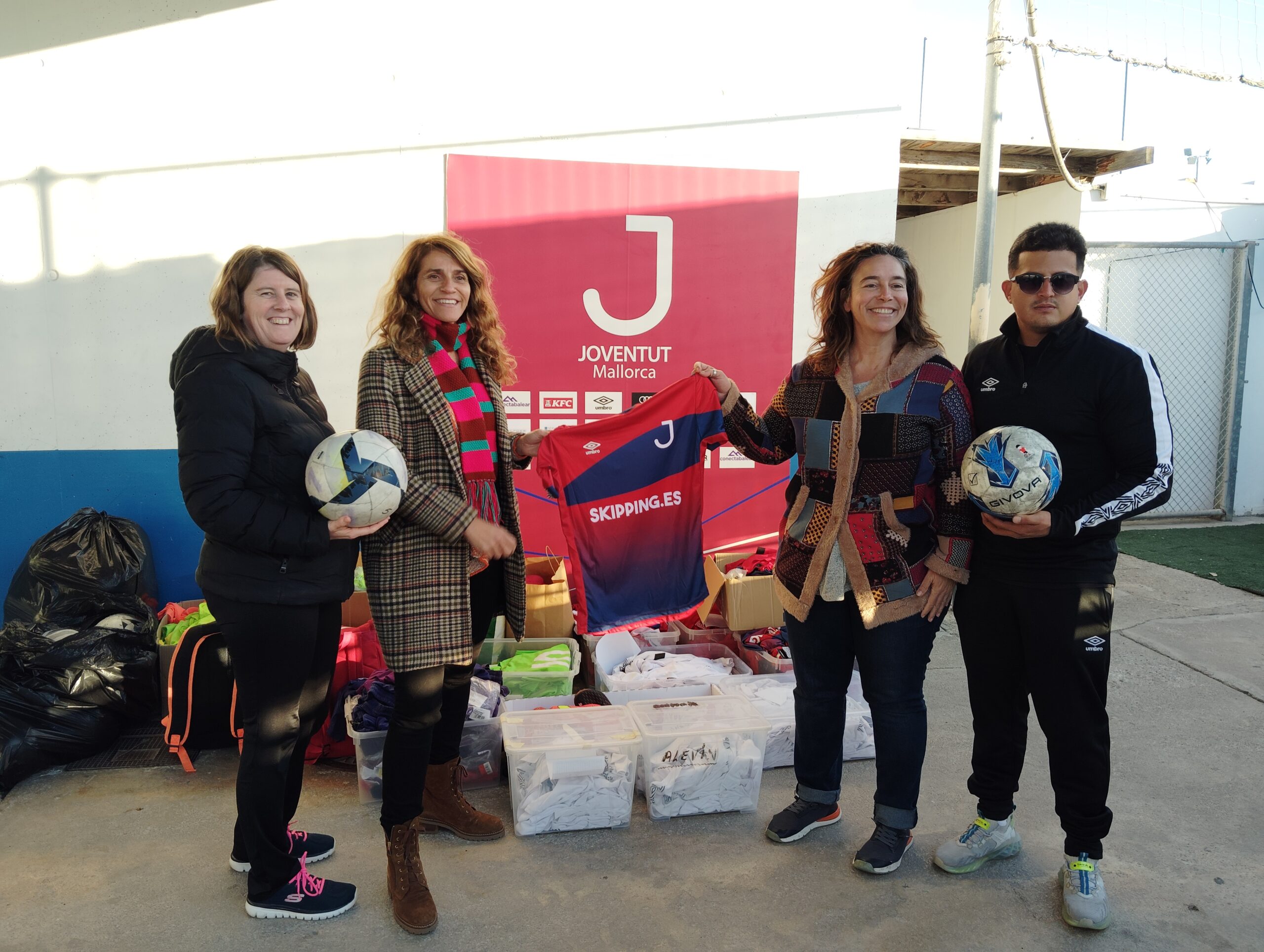 La Fundación Barceló recibe una generosa donación de material deportivo del Joventud Mallorca para los niños de Tanzania.